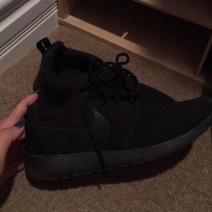 Nike Black Roshes (will negotiate price)